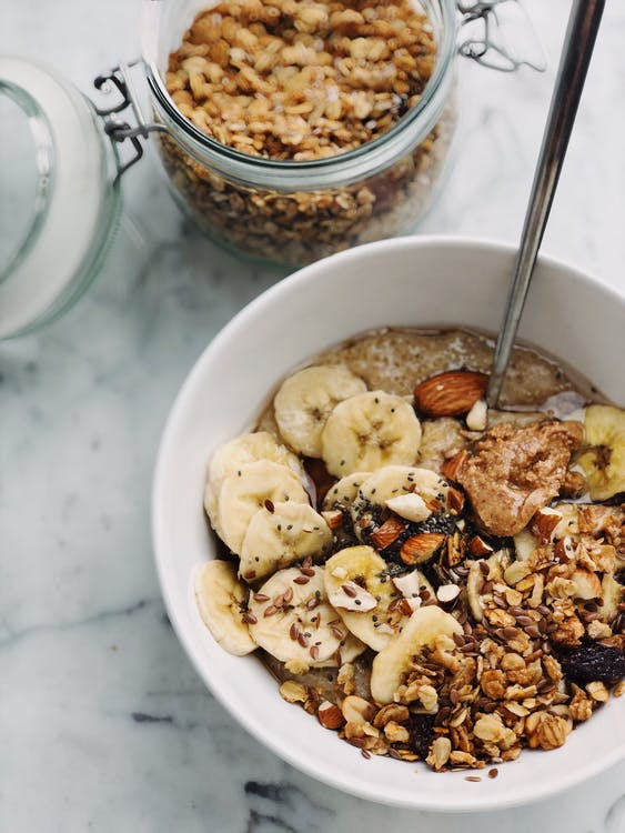 cereal with bananas and almonds